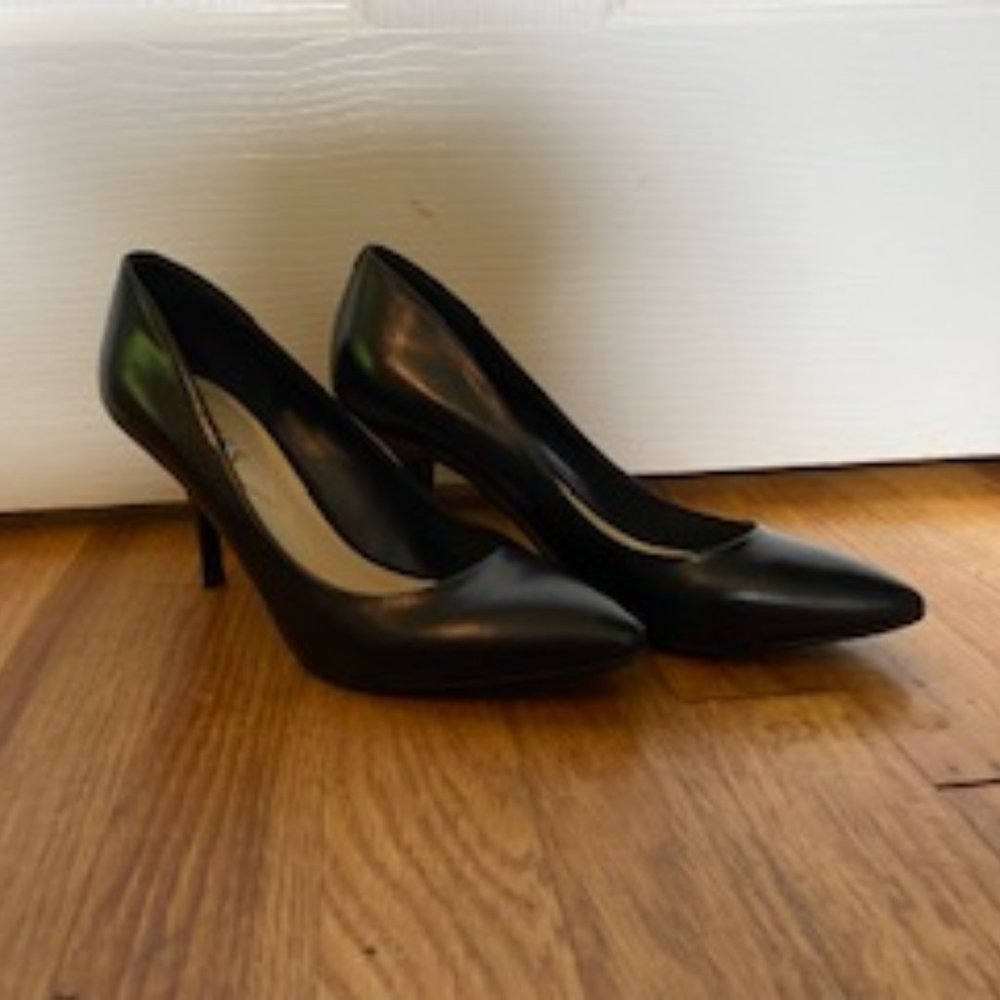 Black Pumps by Guess